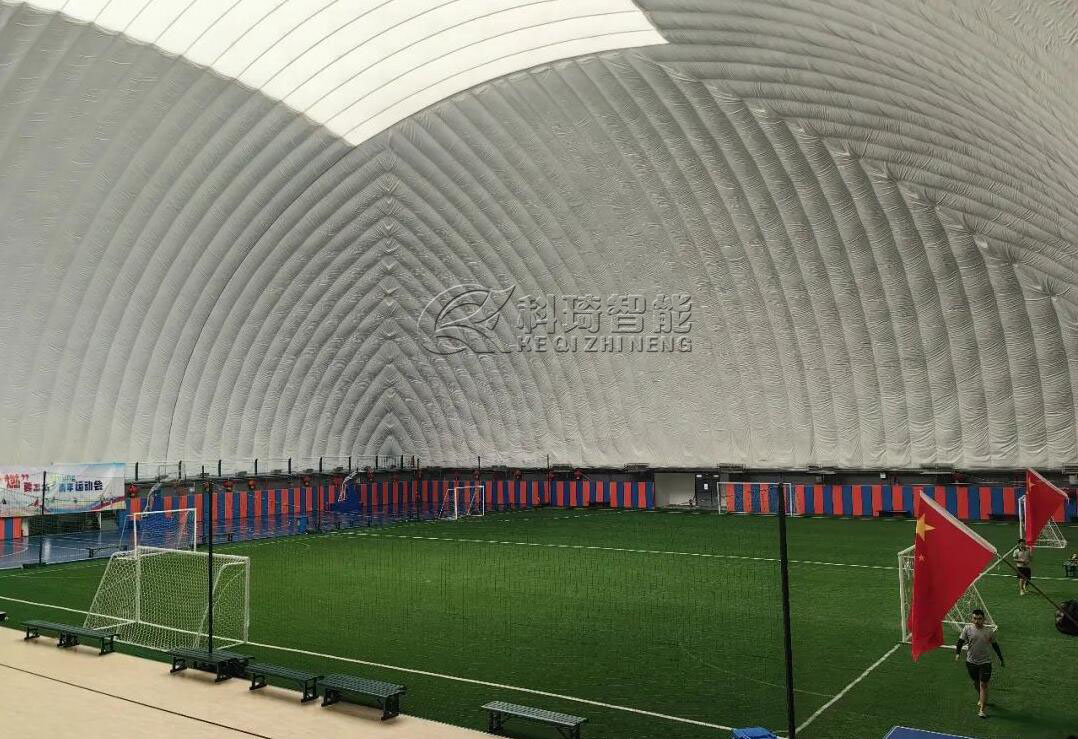氣膜足球場的主要構造選用膜結構設計制作，其利用空間很高，非常適合足球運動