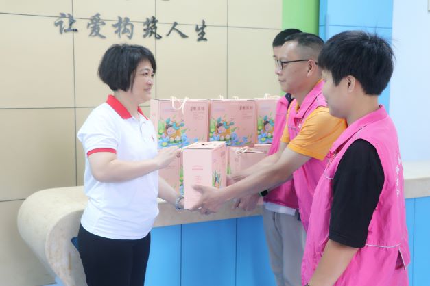 “獻(xiàn)愛心·揚(yáng)美德”東莞建工集團(tuán)慰問南城康就中心(圖14)